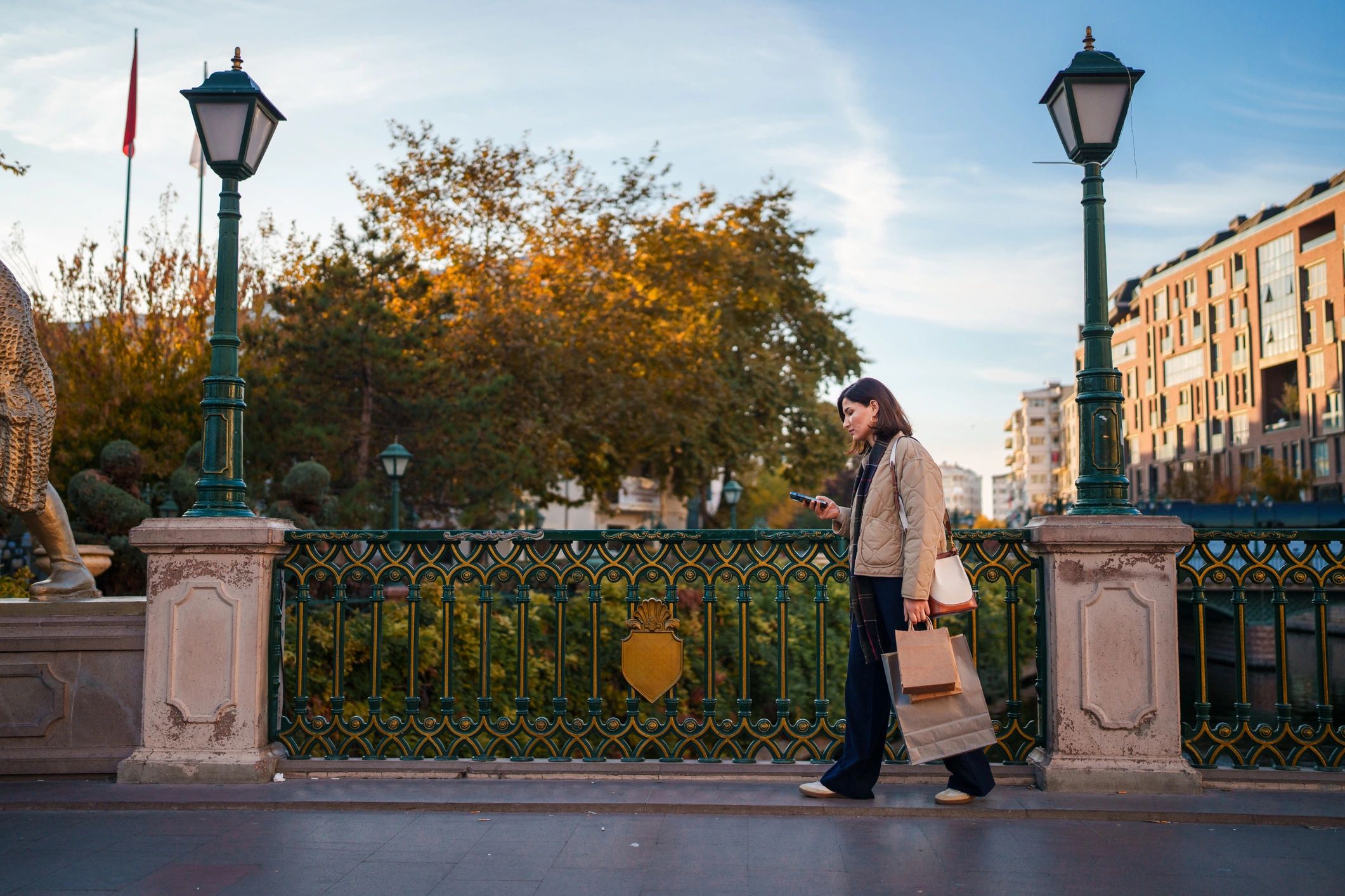 Woman walking through the city in a neutral outfit, editorial street style